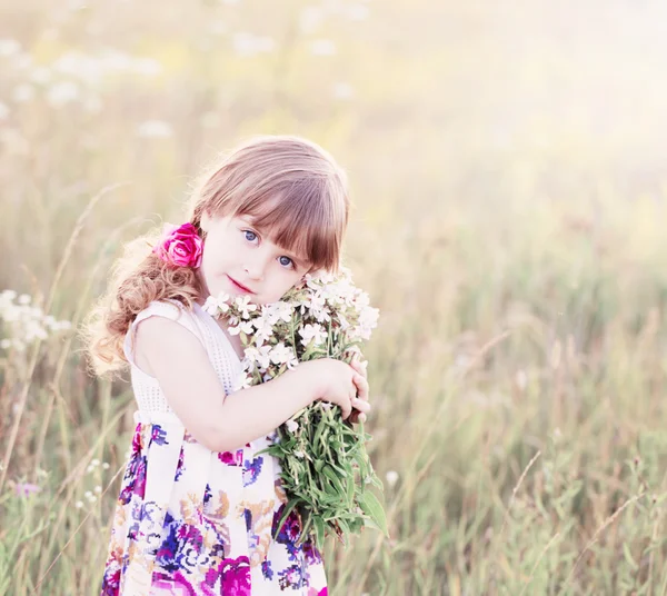 Menina bonita com buquê branco — Fotografia de Stock