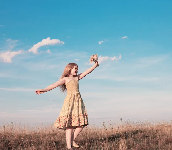 Happy girl en plein air — Photo