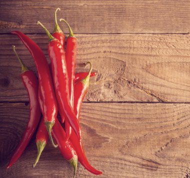 eski ahşap masa üstünde Kırmızı Pul Biber