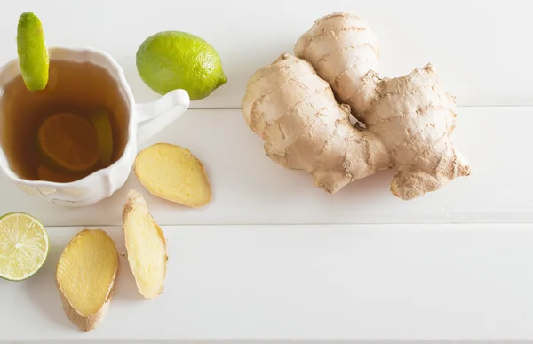 Ginger teh dengan kapur dalam cangkir putih — Stok Foto