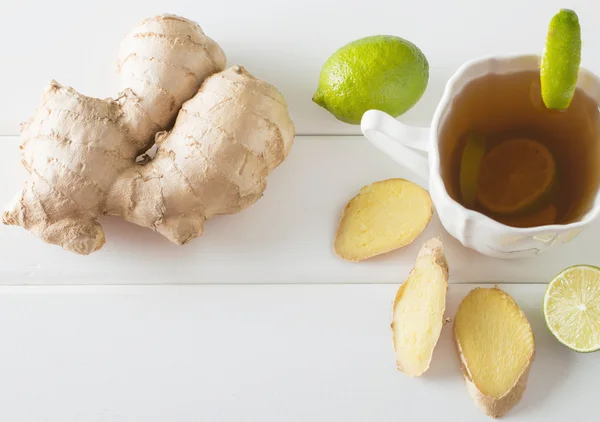 Thé au gingembre avec citron vert dans une tasse blanche — Photo