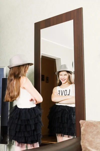 Красивая элегантная девушка-подросток, смотрящая в зеркало — стоковое фото