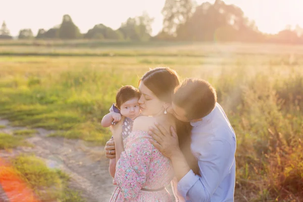 Lycklig familj utomhus — Stockfoto