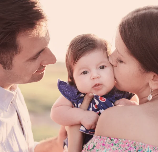 Lykkelig familie utendørs – stockfoto