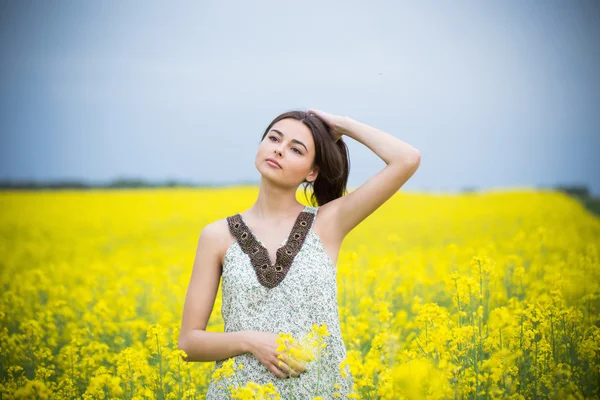 Jovem menina bonita no campo — Fotografia de Stock