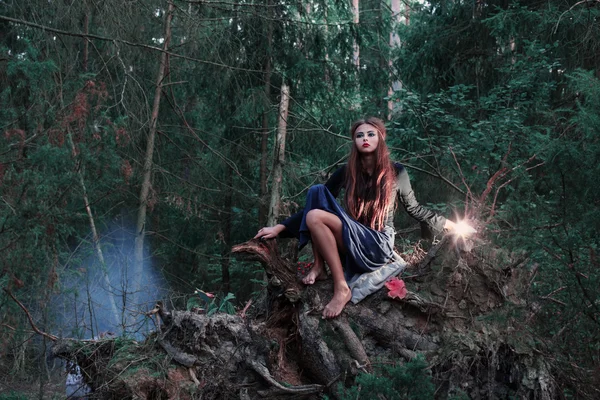 Bruxa bonita na floresta — Fotografia de Stock