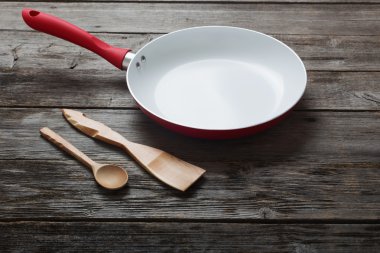 Eski ahşap arka plan üzerinde tava