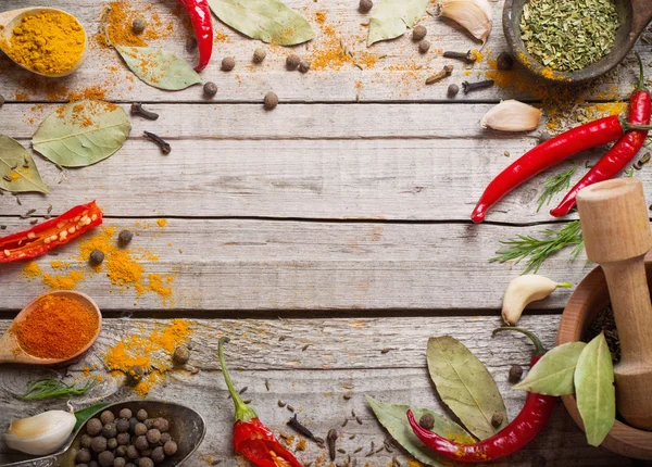 Coloridas especias sobre un fondo de madera — Foto de Stock