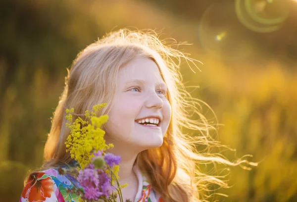 Happy girl en plein air — Photo