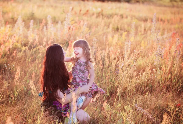 Anne ve kız çayırda