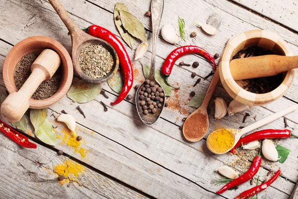 Kleurrijke kruiden op een houten achtergrond — Stockfoto