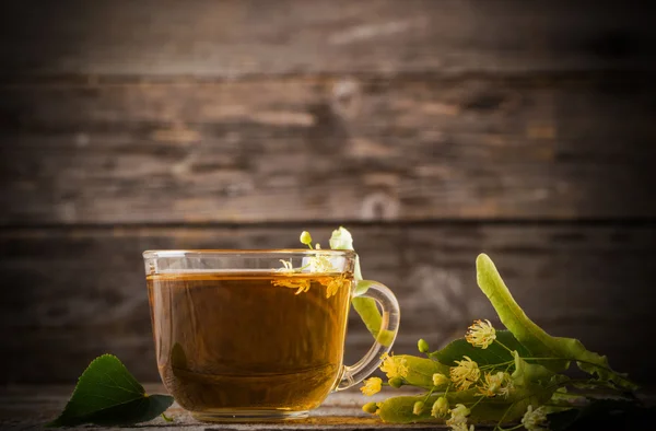 Csésze tea, hárs, fából készült háttér — Stock Fotó