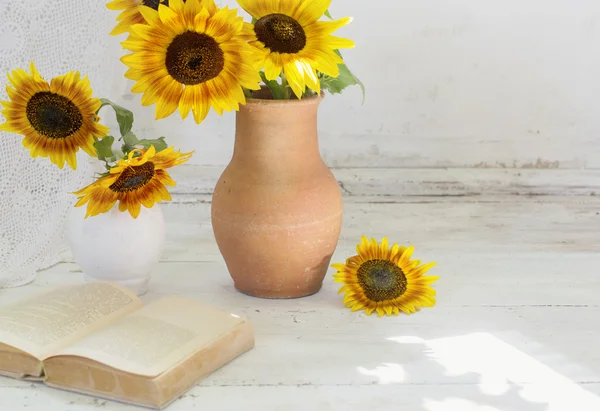 Natura morta con girasoli e libro — Foto Stock