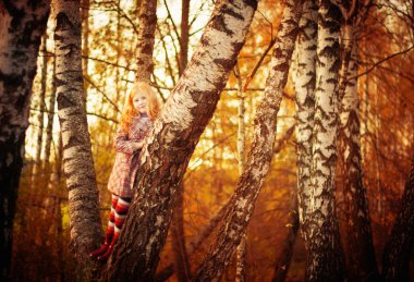 sonbahar ormandaki mutlu kız