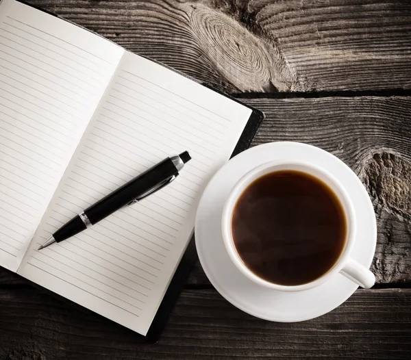 Portátil con pluma y café en la vieja mesa de madera — Foto de Stock