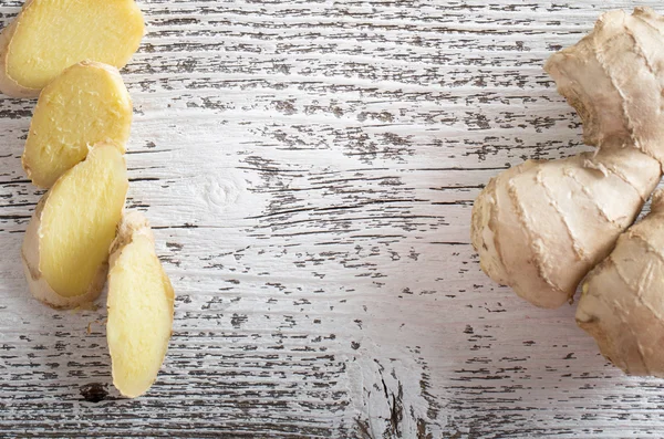 Jengibre sobre fondo blanco de madera —  Fotos de Stock