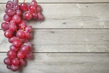 Tahta bir masada üzümler
