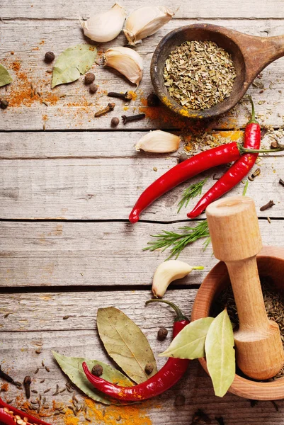 Coloridas especias sobre un fondo de madera — Foto de Stock