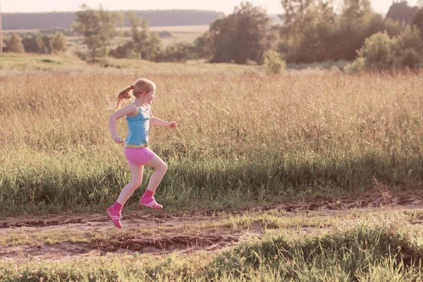 Chica feliz al aire libre — Foto de Stock