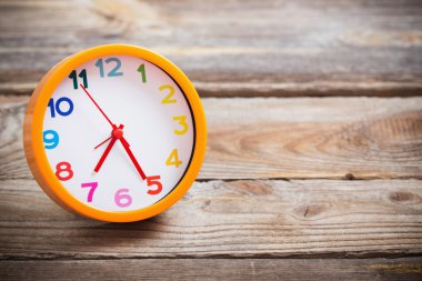 ahşap arka plan üzerinde renkli numarası ile modern çalar saat