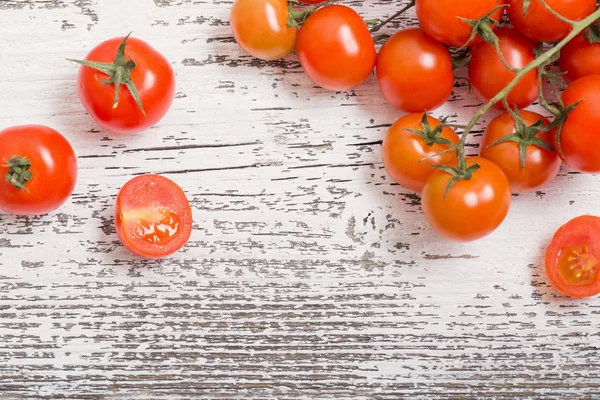 Rustik ahşap zemin üzerinde domates — Stok fotoğraf