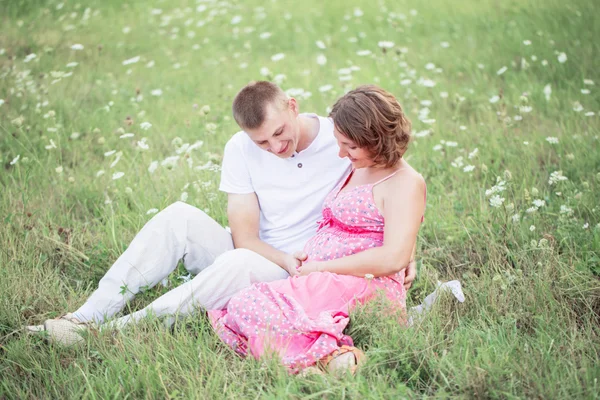 Homme et femme enceinte dans le parc — Photo