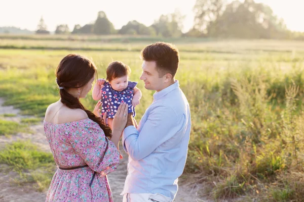 Felice famiglia all'aperto — Foto Stock