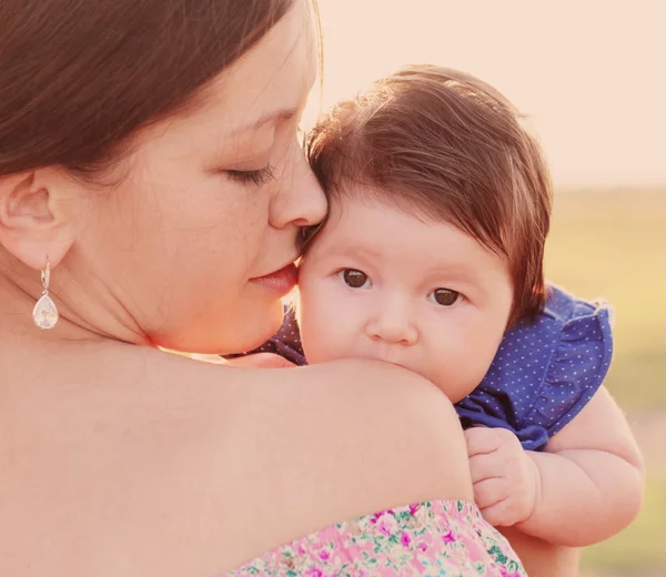 Baby med mamma utomhus — Stockfoto