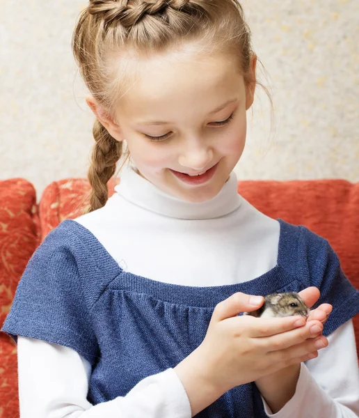 Petite fille avec hamster gris — Photo