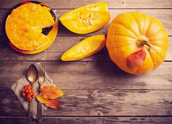 Calabaza y pastel en la mesa de madera —  Fotos de Stock