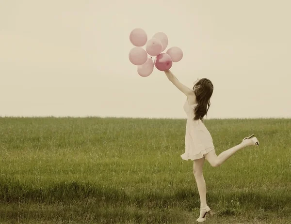 Jovens mulheres bonitas com balões rosa ao ar livre — Fotografia de Stock