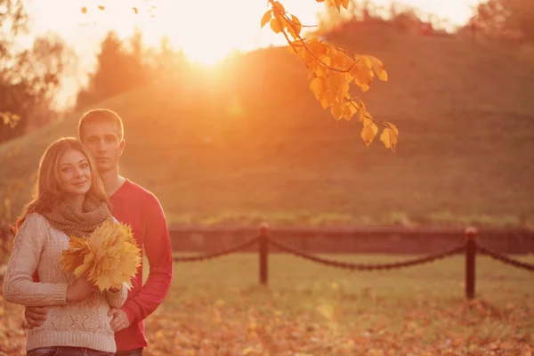 Couple kissing in autumn park — Stock Photo, Image