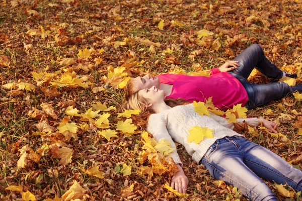 Couple romantique dans le parc d'automne — Photo