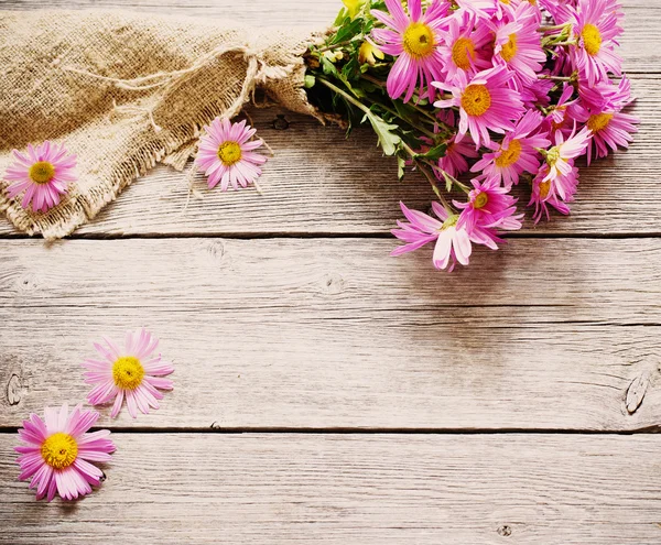 木製の背景にピンクの花の花束 — ストック写真