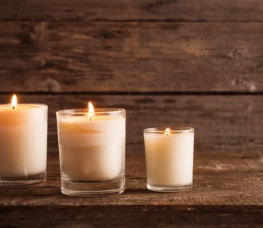 Eski ahşap arka plan üzerinde kokulu mumlar