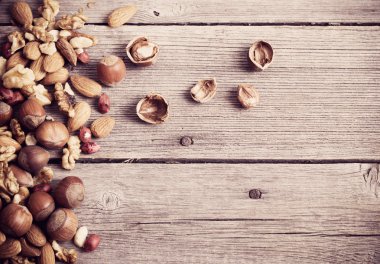 Eski ahşap arka planda karışık fındık