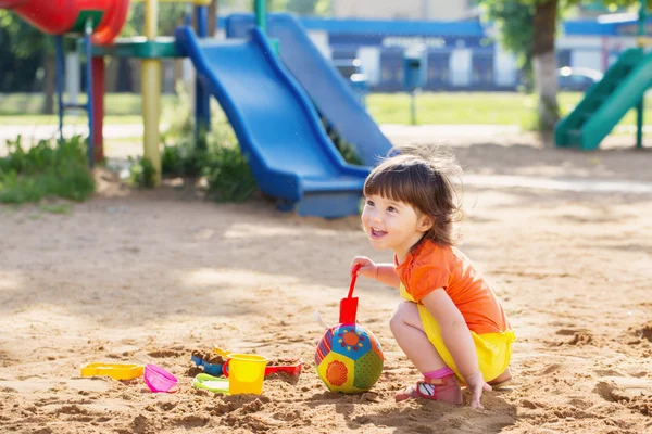 Niño feliz en el parque infantil — Foto de Stock