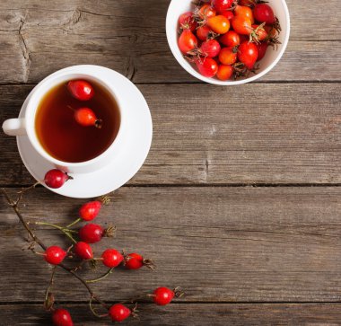 ahşap masa üzerinde hip Güllü çay