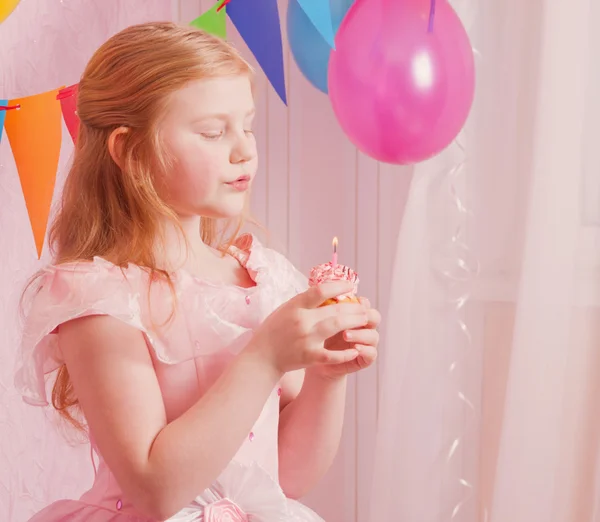 Girl with birthday cake — Stock Photo, Image