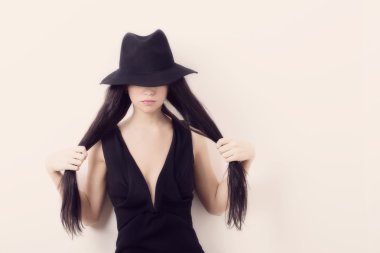 Siyah şapkalı genç kadın 