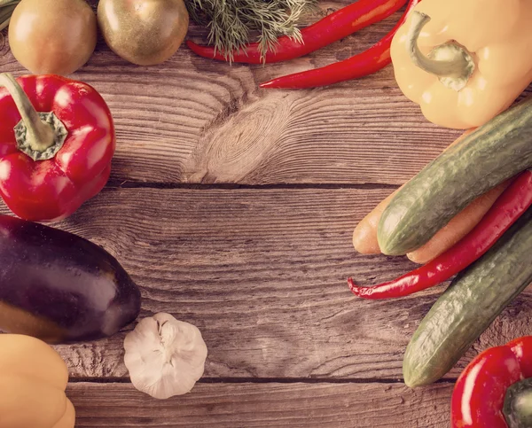 Légumes sur un fond en bois — Photo