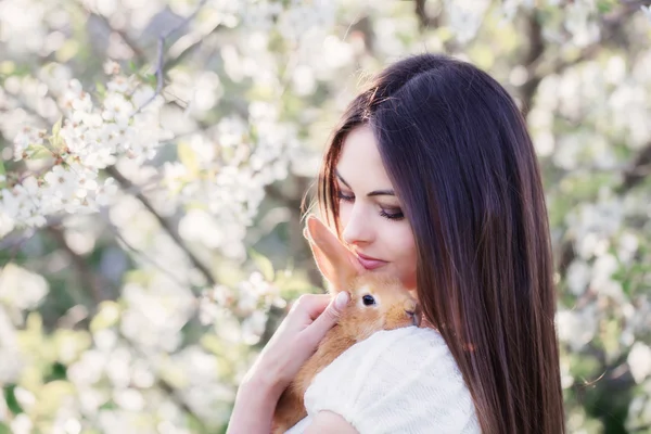 Belle giovani donne con coniglio — Foto Stock