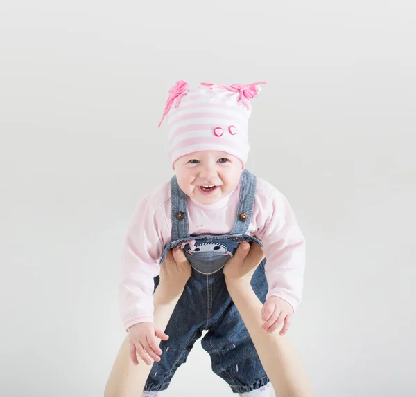 Bebé en manos de la madre — Foto de Stock