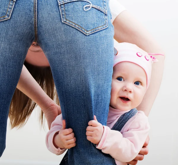 Glückliches Baby mit Mutter — Stockfoto