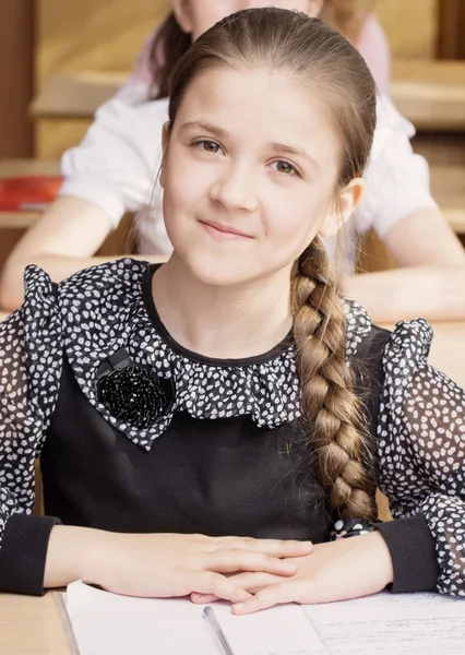 Menina bonita em sala de aula — Fotografia de Stock