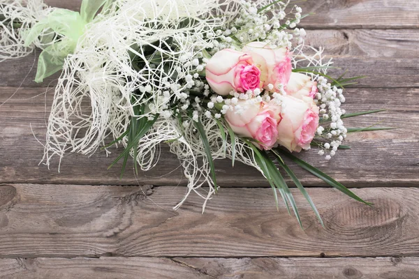 Bouquet of roses on old wooden board — Stock Photo, Image