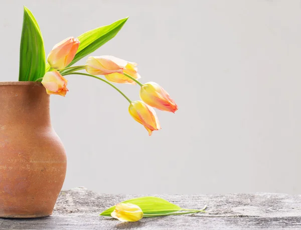 Eautiful tulips bouquet on wooden table — Stock Photo, Image