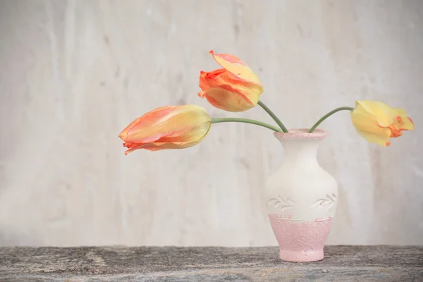 Hermosos tulipanes en el fondo pared vieja —  Fotos de Stock