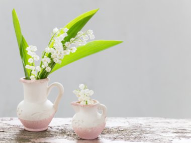 eski ahşap masaya güzel çiçek