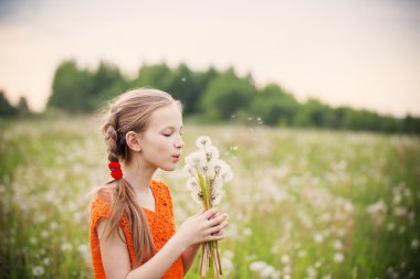 Karahindiba güzel kızla